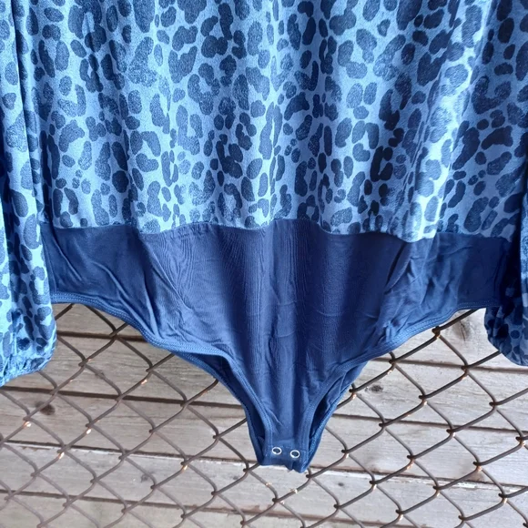 Torrid Leopard Cheetah Stretch Blue Velvet V-Neck Long Sleeve Bodysuit 2X 3X 4X - Picture 8 of 11